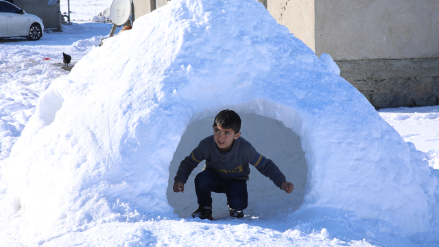 Van'da 83 yerleşim yerinin yolu ulaşıma açıldı