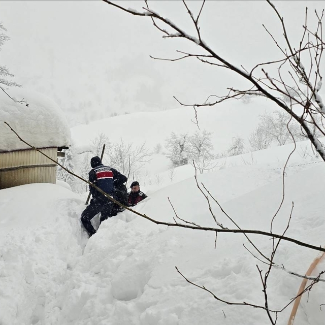 Kar nedeniyle köy evinde mahsur kaldı, jandarma ekipleri kurtardı