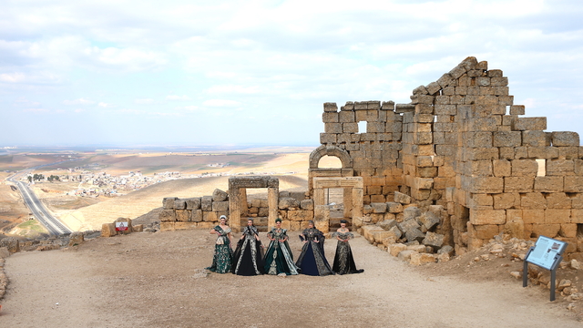 Mezopotamya'nın motifleri tarihi mekanlarda düzenlenen defilelerle tanıtıldı