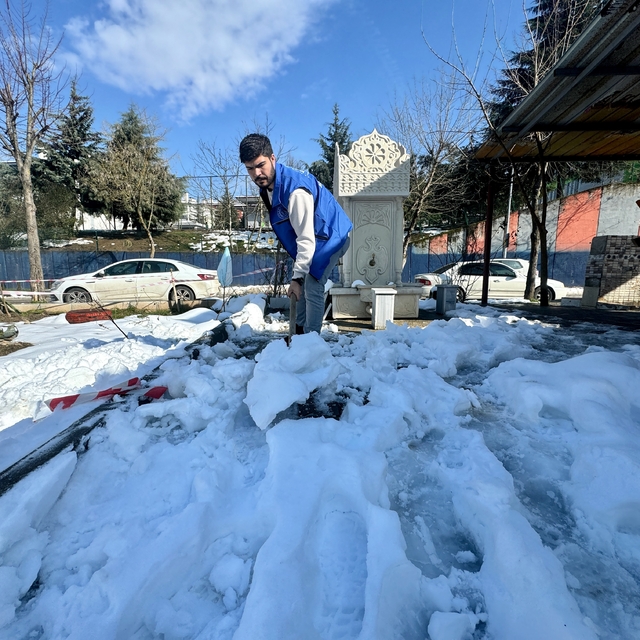 Düzce'de gönüllü gençler tarihi camileri ramazana hazırladı