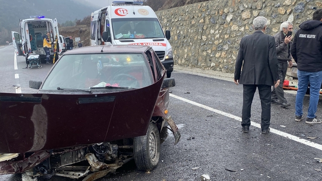 Kütahya'da 2 otomobilin çarpıştığı kazada 3 kişi yaralandı