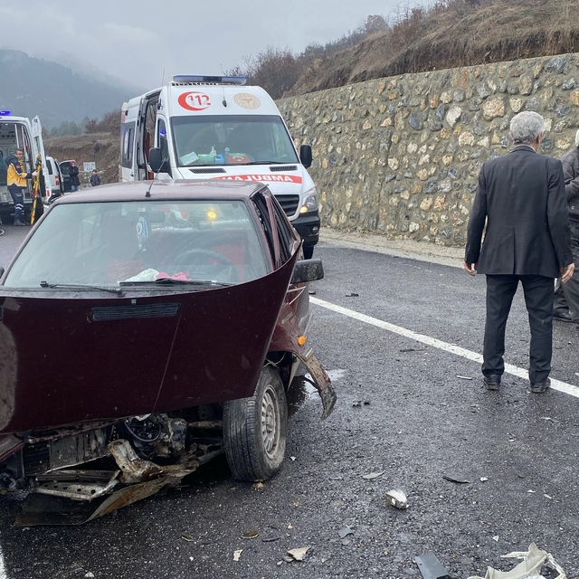 Kütahya'da 2 otomobilin çarpıştığı kazada 3 kişi yaralandı