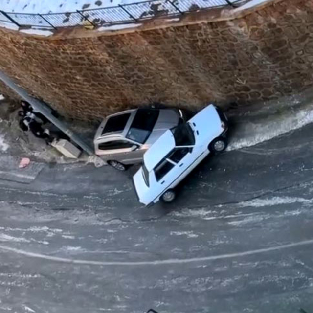 Trabzon'da buz pistine dönen yolda sürücülerin zor anları kamerada