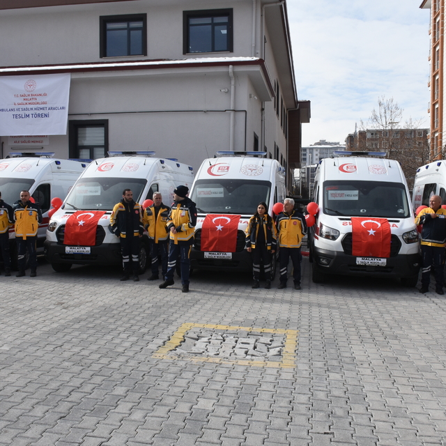 Sağlık Bakanlığınca Malatya'ya gönderilen 9 ambulans ile 6 araç hizmete alı...