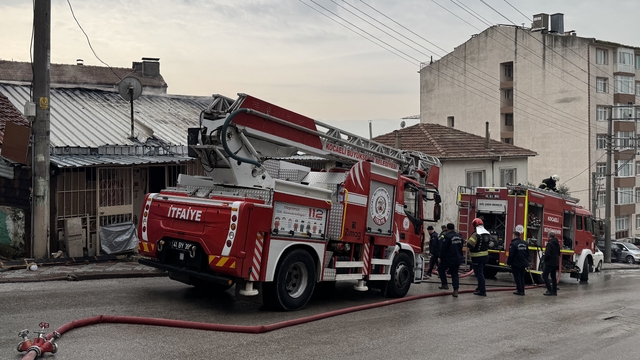 Kocaeli'de evin çatısında çıkan yangın söndürüldü