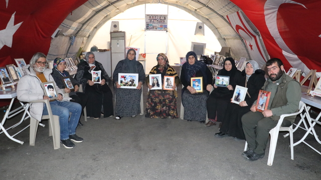 Evlat nöbetindeki anne: Terörsüz bir Türkiye istiyoruz, evlatlarımızı versinler