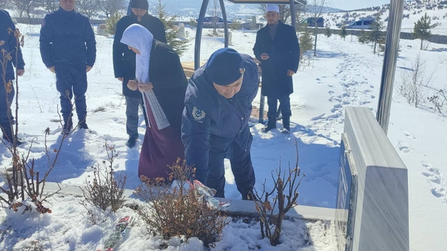 Şehit Piyade Uzman Çavuş Hasan Hüseyin Özdemir, kabri başında anıldı