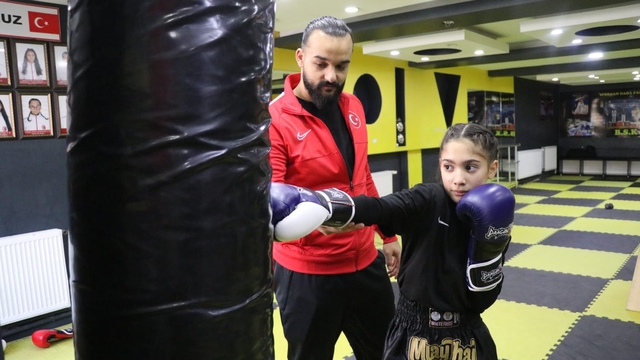 Babasının zoruyla başladığı muaythaide şampiyon oldu