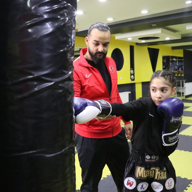 Babasının zoruyla başladığı muaythaide şampiyon oldu
