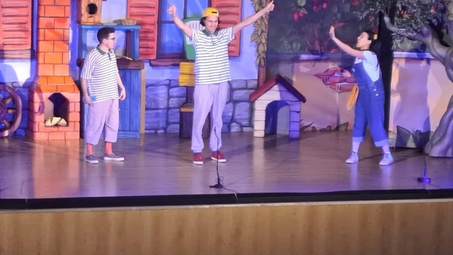 Edremit'te ilkokul öğrencileri tiyatro oyunu izledi