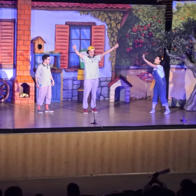 Edremit'te ilkokul öğrencileri tiyatro oyunu izledi