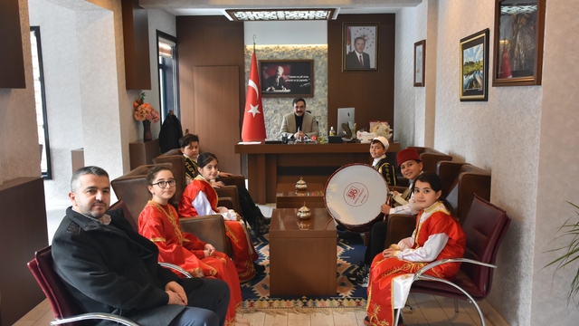 Kastamonu'da ilkokul öğrencileri davul çalıp maniler okuyarak ramazanın gelişini kutladı