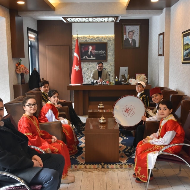 Kastamonu'da ilkokul öğrencileri davul çalıp maniler okuyarak ramazanın gel...