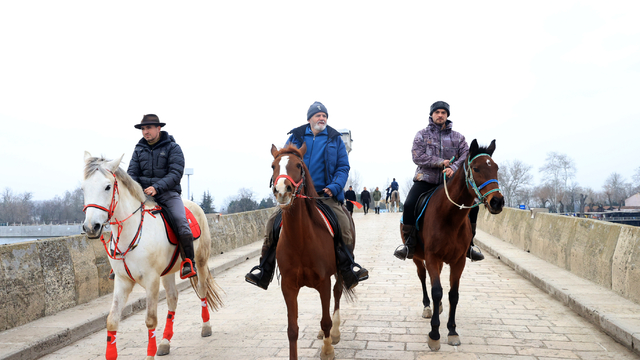 İspanya'dan at sırtında kutsal topraklara giden 3 hacı adayı Edirne'de törenle karşılandı