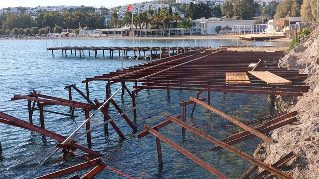 Bodrum'da kaçak iskele ve eklentileri söküldü