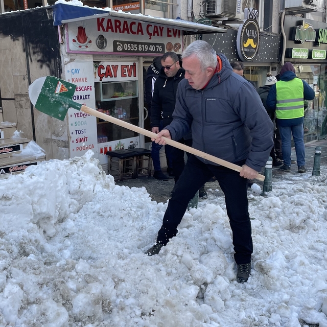 Artvin'de kar temizleme çalışmalarına vatandaşlar da katıldı