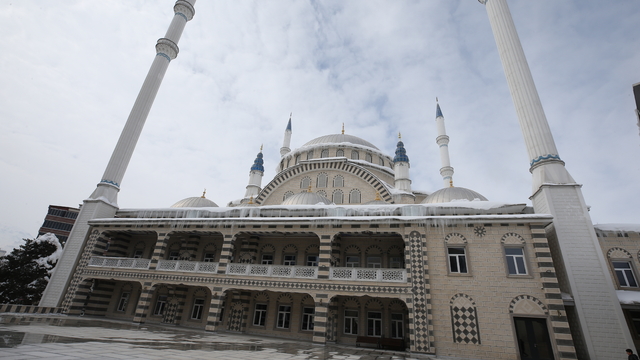 Muş'ta hayırseverlerin yardımıyla yapılan cami ibadete açıldı