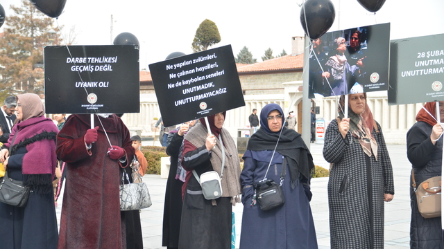 Konya'da 28 Şubat Gönüllüleri Platformu üyeleri basın açıklaması yaptı