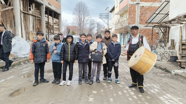 Kastamonu'da ortaokul öğrencileri maniler okuyarak ramazanın gelişini kutladı