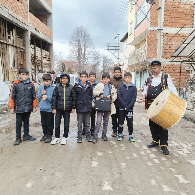 Kastamonu'da ortaokul öğrencileri maniler okuyarak ramazanın gelişini kutla...