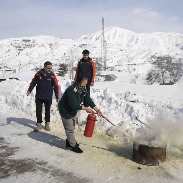 Tunceli'de konteyner kentlerde kalanlara yangın güvenliği eğitimi verildi