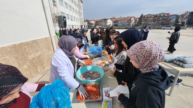 Suluova'da öğrencilere pamuk şeker ve köfte ekmek dağıtıldı