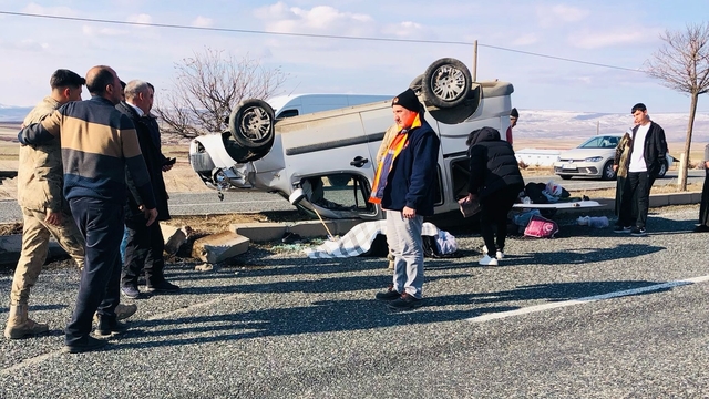 Elazığ'da hafif ticari araç devrildi; 1'i ağır, 4 yaralı