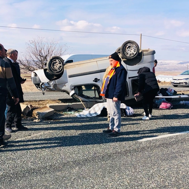 Elazığ'da hafif ticari araç devrildi; 1'i ağır, 4 yaralı