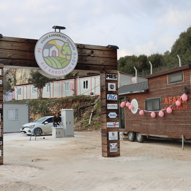 Hatay'da kanser hastaları ve aileleri için oluşturulan "Pİ Kız Kardeşim Köy...