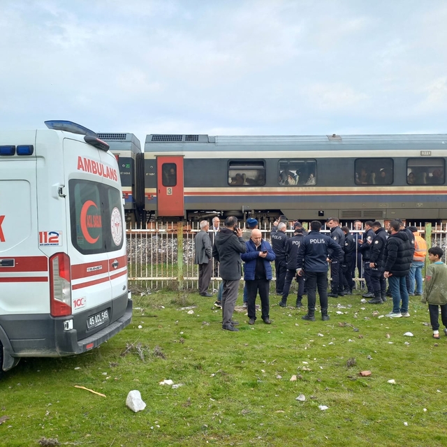 Manisa'da trenin çarptığı kişi yaralandı