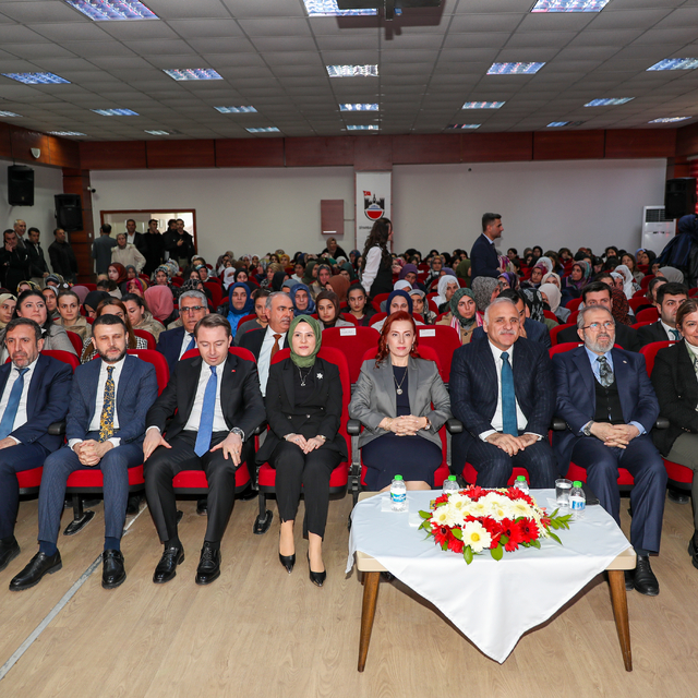 Diyarbakır'da "Kadınlar İçin Eğitim ve Güçlendirme Projesi"nin tanıtımı yap...