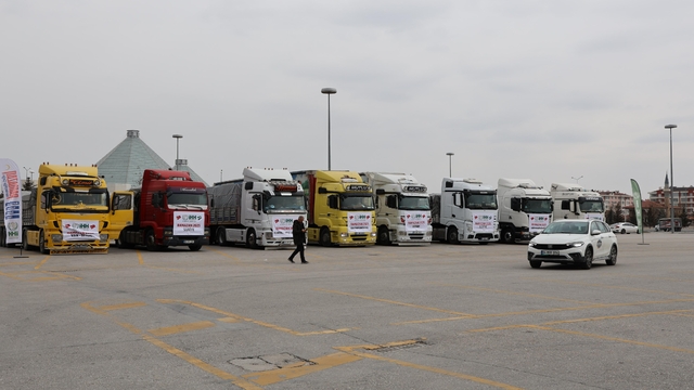 Konya'dan Suriye ve deprem bölgesine 8 tır insani yardım gönderildi
