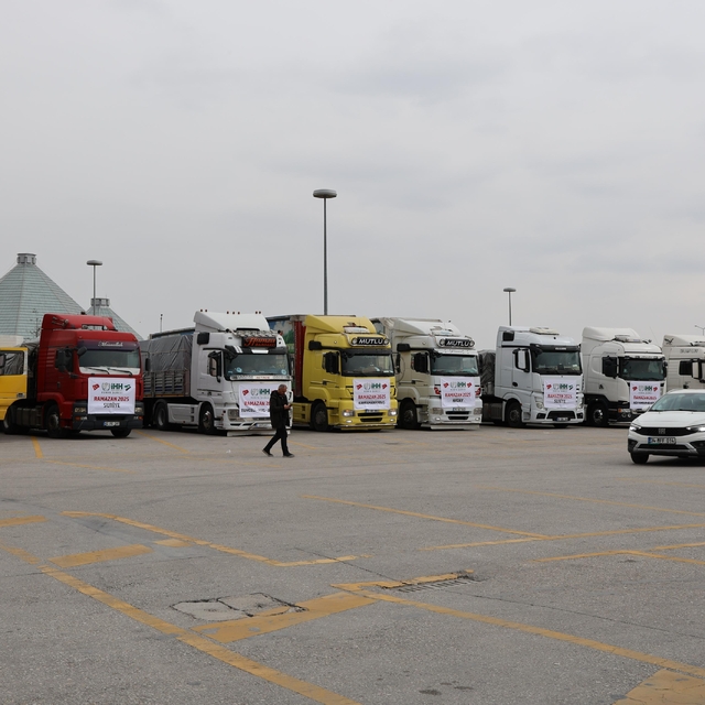Konya'dan Suriye ve deprem bölgesine 8 tır insani yardım gönderildi