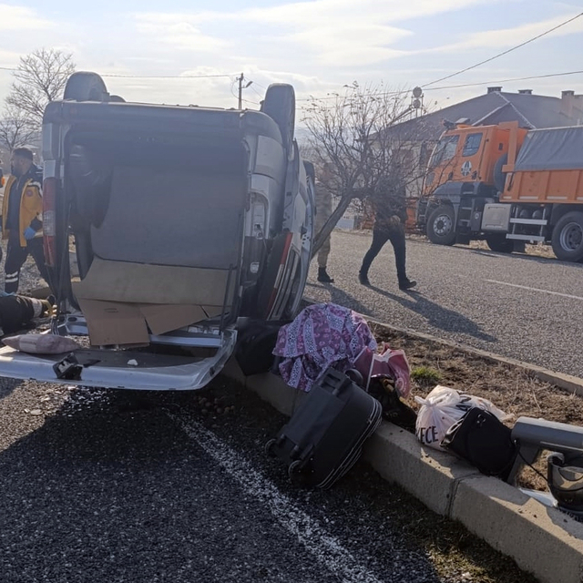 Elazığ'da devrilen hafif ticari araçtaki 3 kişi yaralandı