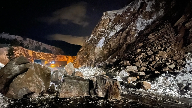 Artvin-Ardahan kara yolunda heyelan meydana geldi
