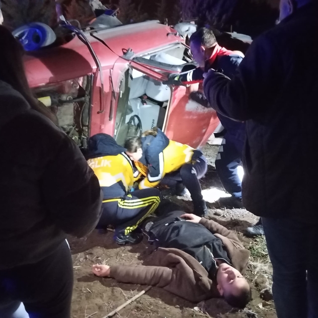 Tokat'ta devrilen otomobilde sıkışan sürücüyü itfaiye ekipleri kurtardı