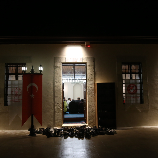 Hatay'da deprem sonrası restorasyonu tamamlanan cami ibadete açıldı