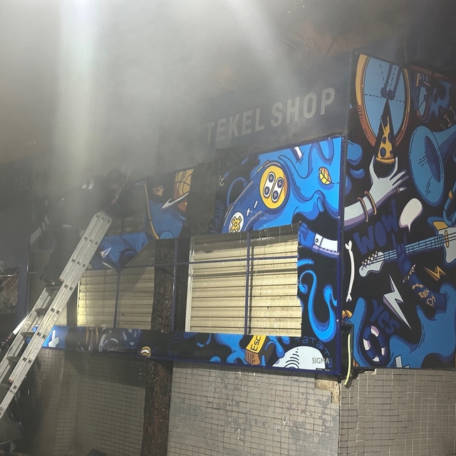 Yangında mahsur kalan köpeği itfaiye kurtardı