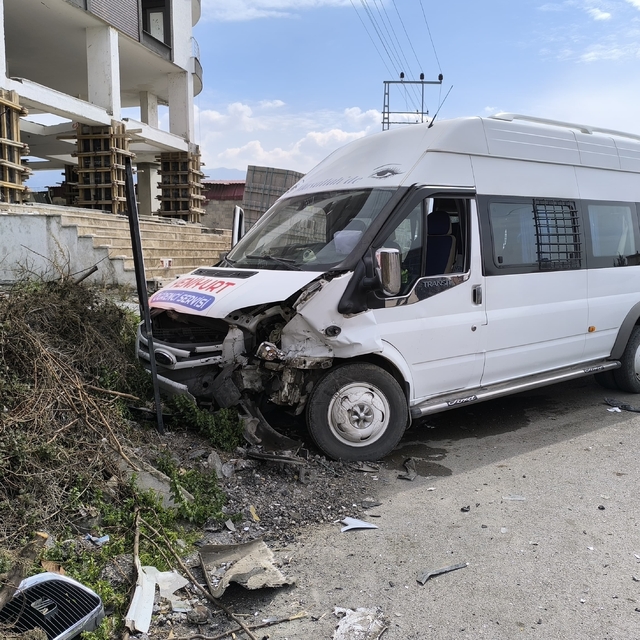Hatay'da zincirleme trafik kazasında 4 kişi yaralandı