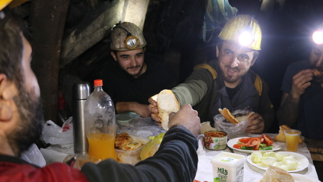Kömür kentinin maden işçileri yerin metrelerce altında ilk sahurlarını yaptı