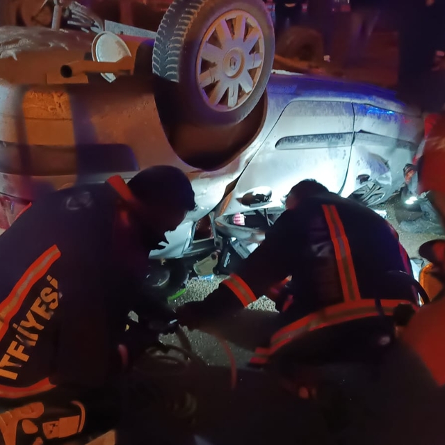 Refüje çarpan otomobil, ters döndü; 1 ölü, 1 yaralı
