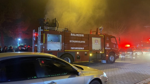 Balıkesir'de iş yerinde çıkan yangında mahsur kalan 3 köpek kurtarıldı