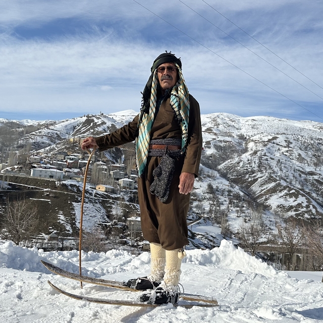 Hakkari'de köylüler tahtadan yaptıkları kayak takımlarıyla kayarak eğlendi