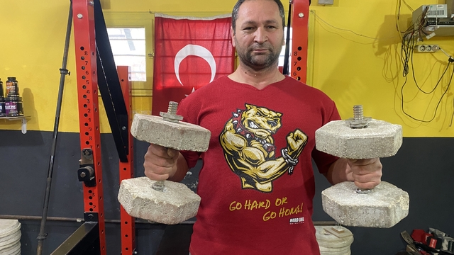 Evinin bodrum katında, kaldırım taşı ve inşaat demiriyle çalışıp, şampiyon oldu