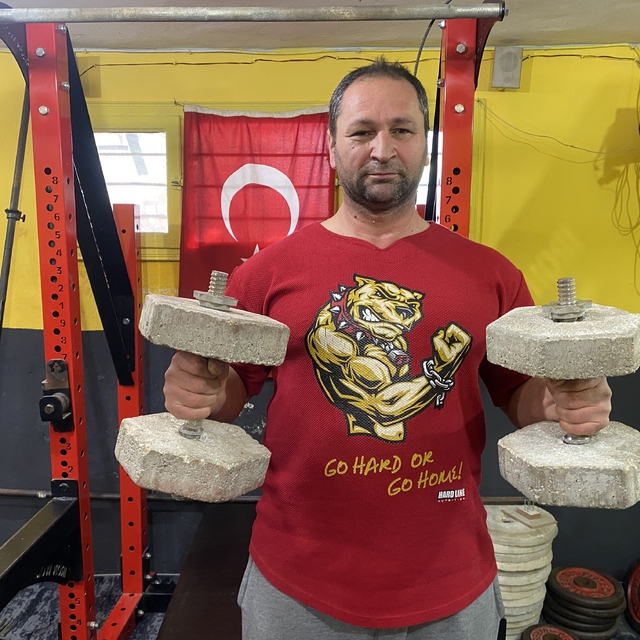 Evinin bodrum katında, kaldırım taşı ve inşaat demiriyle çalışıp, şampiyon...