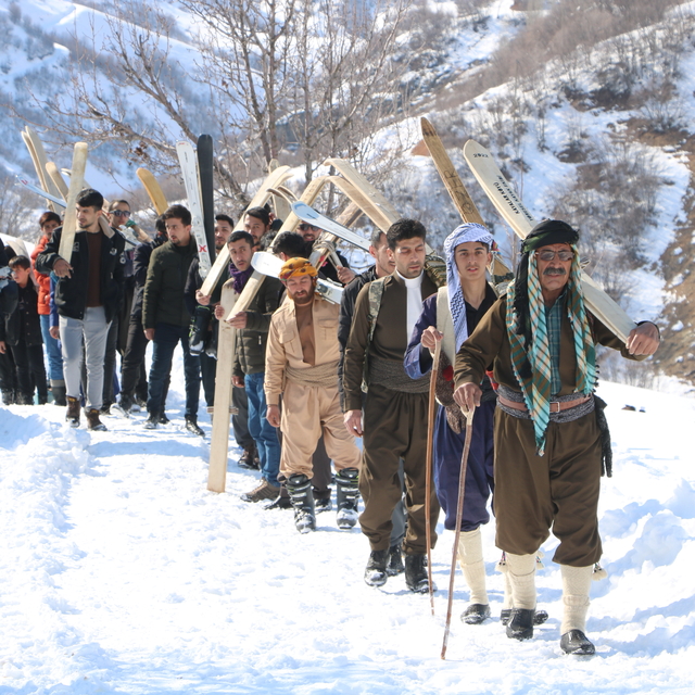 Sıfır noktasında tahta kayakla kar keyfi