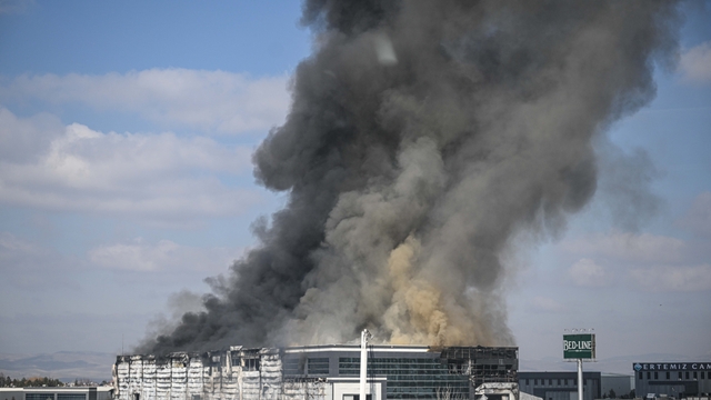 Başkentte yatak fabrikasında çıkan yangına müdahale ediliyor