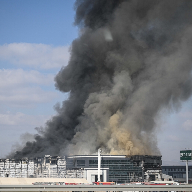 Başkentte yatak fabrikasında çıkan yangına müdahale ediliyor