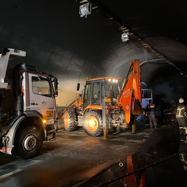 Artvin'de tünelde meydana gelen tır yangınında 5 kişi dumandan etkilendi