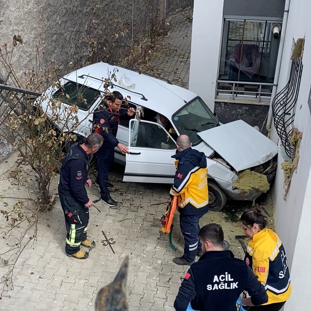 Otomobil, yol ile apartman arasındaki boşluğa düştü